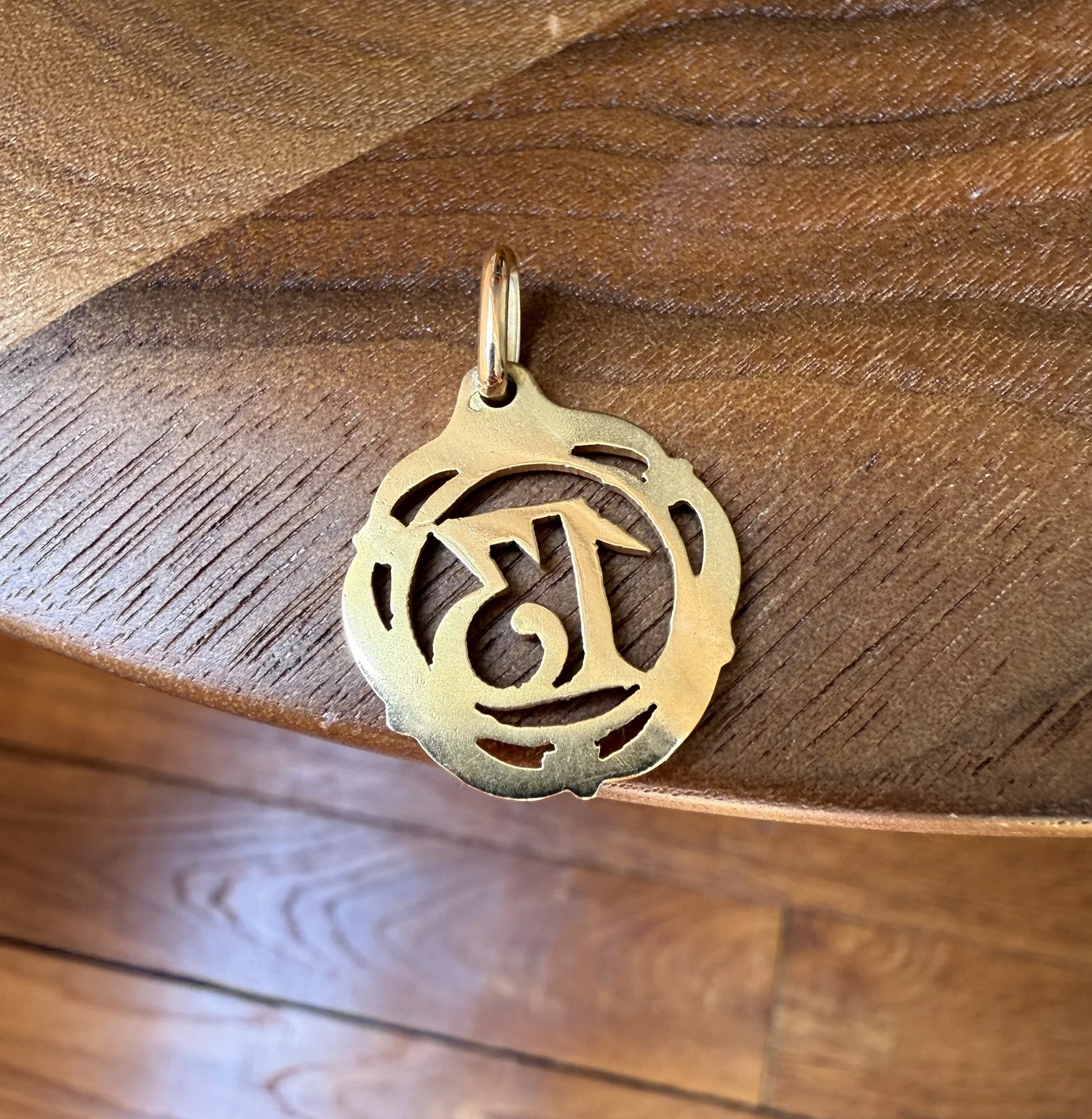 Pendentif porte-bonheur en or jaune du chiffre 13 — Bijoux Anciens